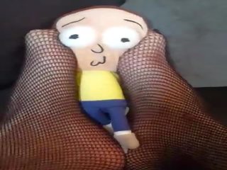 Giantess finds малък мъж под диван и tramples и crushes му &lpar;morty plush&rpar;