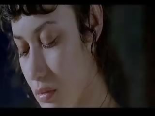 Olga kurylenko penuh frontal kotor film adegan