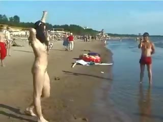 Snella giovanissima con bello poppe nudo a un nudista spiaggia