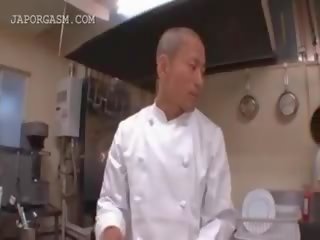 Aasialaiset tarjoilija saa tiainen grabbed mukaan hänen pomo at työ
