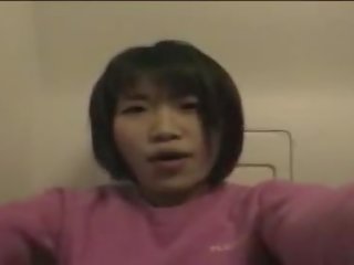 Japans adolescent masturbeert in airplane badkamer