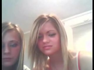 Twee wonderbaar en bored blondine meisjes op webchat