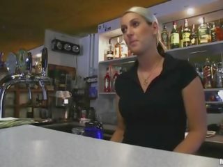 Grand seins amateur bartender payed baise