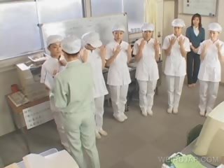 日本语 护士 给 灰机 到 patients